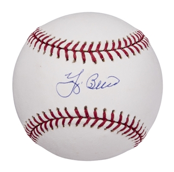 Yogi Berra Single Signed OML Selig Baseball (Beckett)